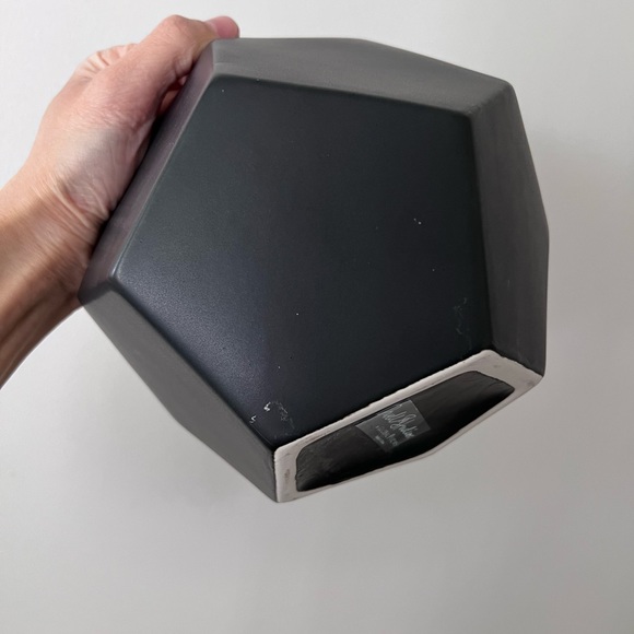 Global Views Dwell Studio faceted matte black vase - Picture 4 of 13